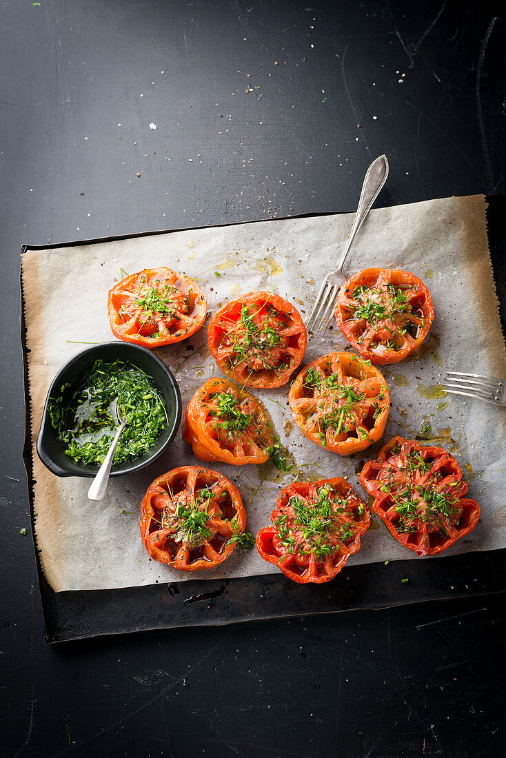 Oven-baked tomatoes with chives
