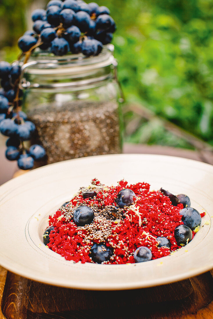 Rote-Bete-Couscous mit Blaubeeren und Chiasamen