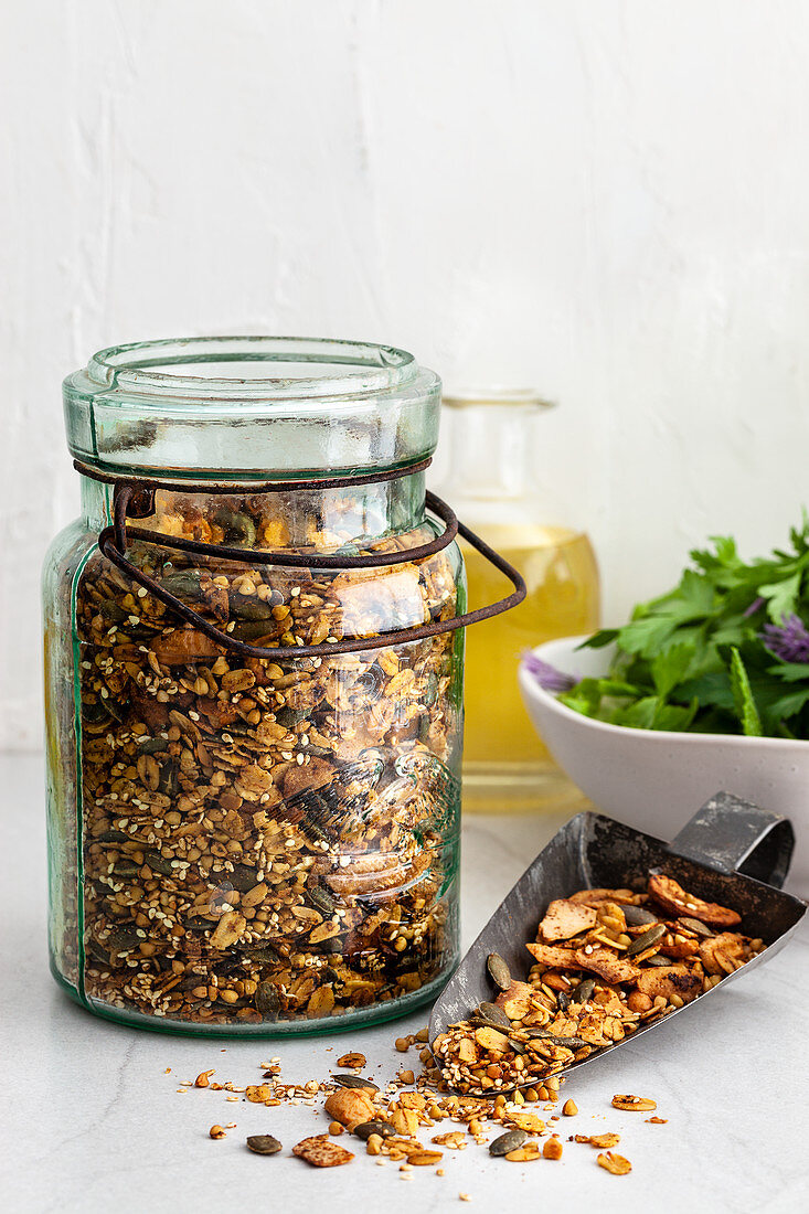 Selbstgemachtes pikantes Granola im Vorratsglas