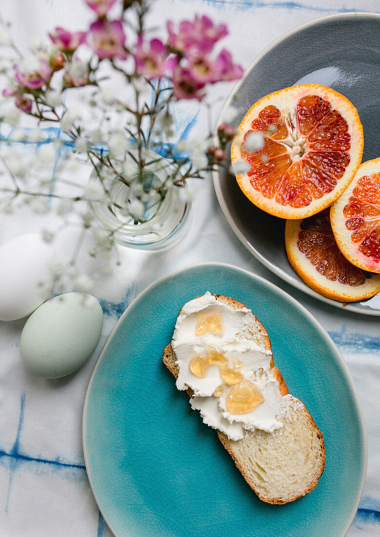 Hefezopf mit Frischkäse und Marmelade auf Ostertisch