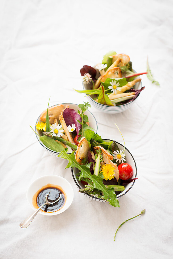 Salat mit Wildkräutern, Essblüten und Brotchips