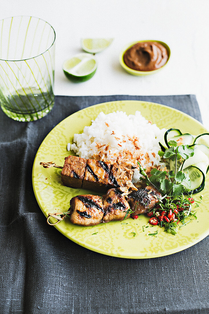 Spieße mit Tempeh und Schwein mit Reis, Indonesien