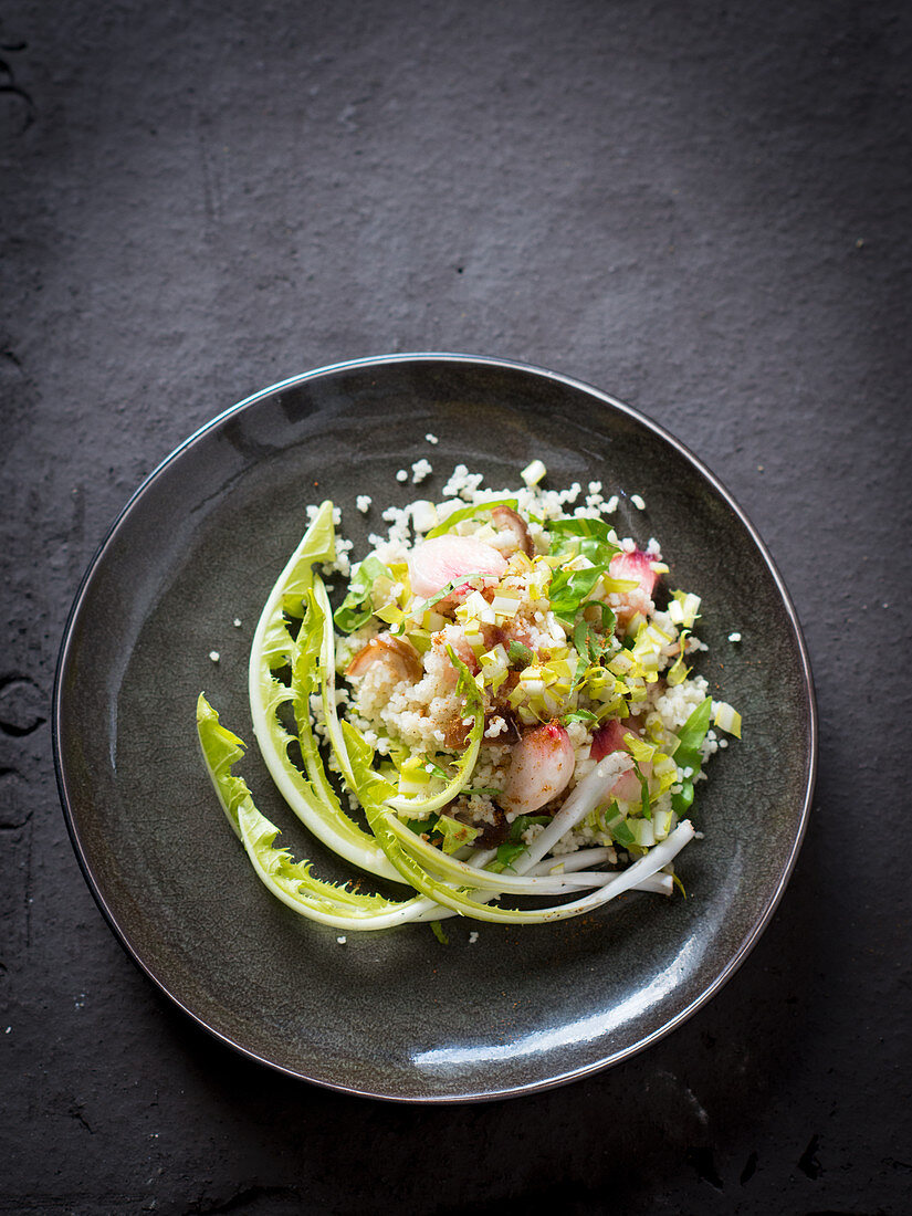 Löwenzahnsalat mit Couscous und Pfirsich