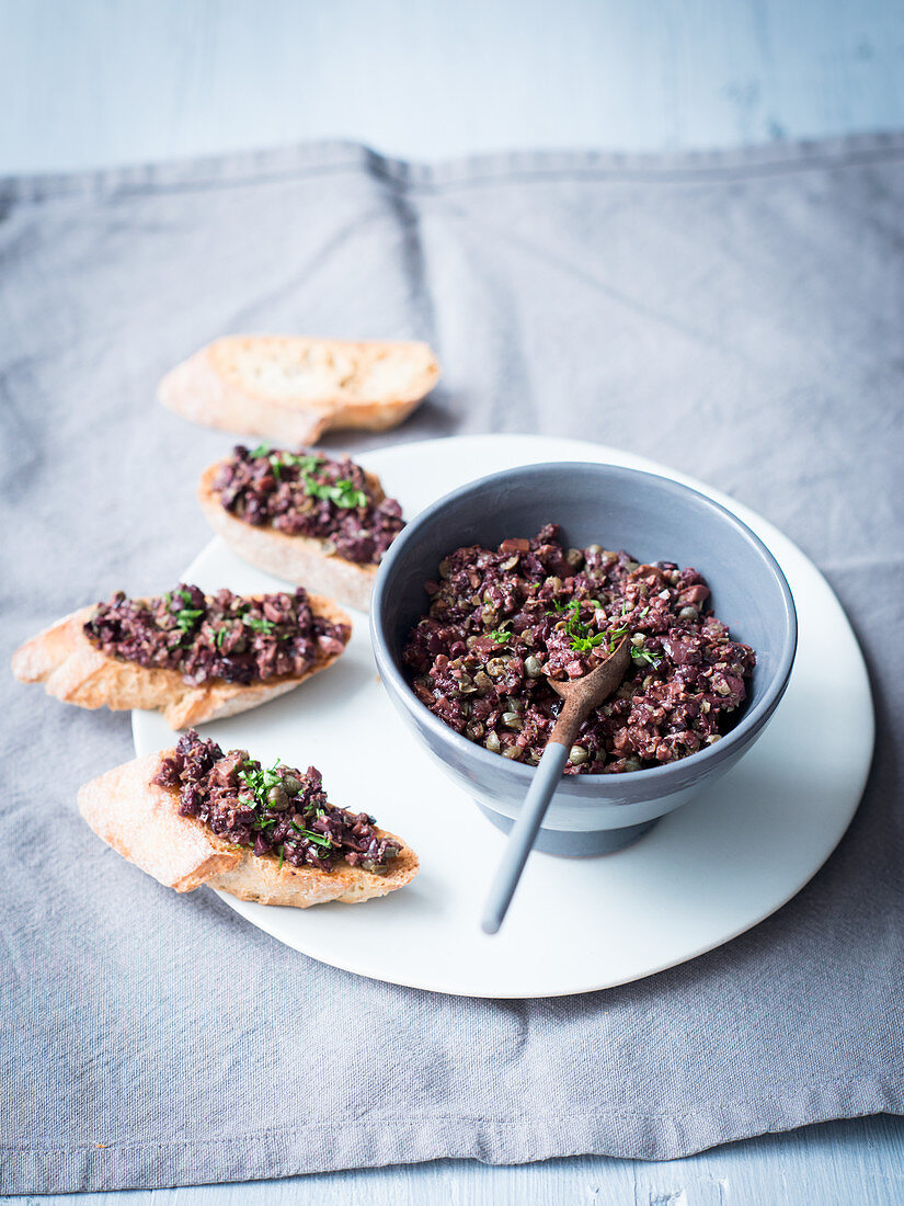 Tapenade und Baguette