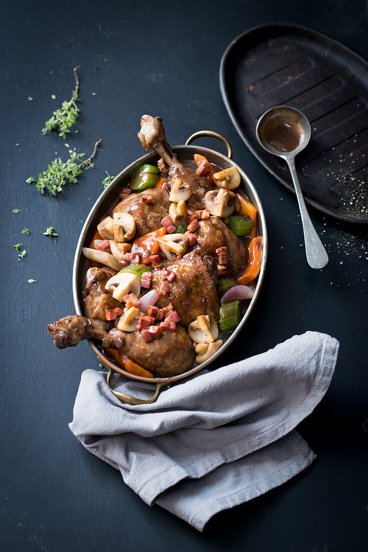 Coq au vin mit Speck und Champignons