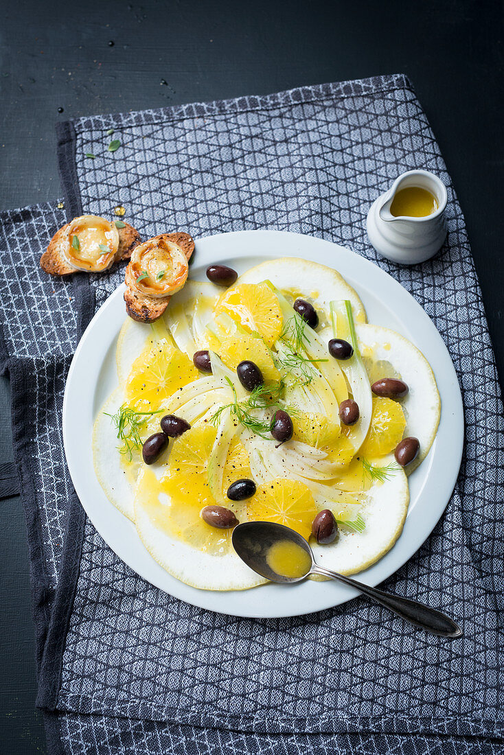 Fenchelsalat mit Zedratzitrone und Oliven