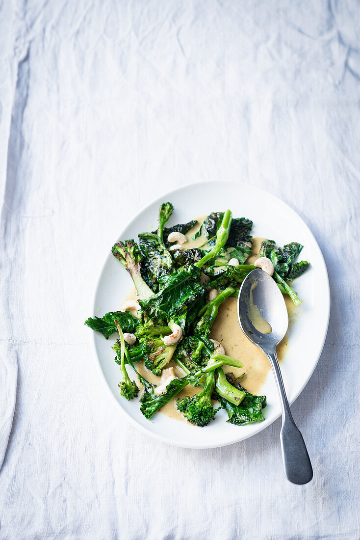 Wilder Brokkoli mit würziger Cashewsauce