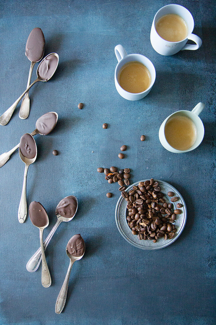 Schokoladenlöffel und Kaffee in Tassen