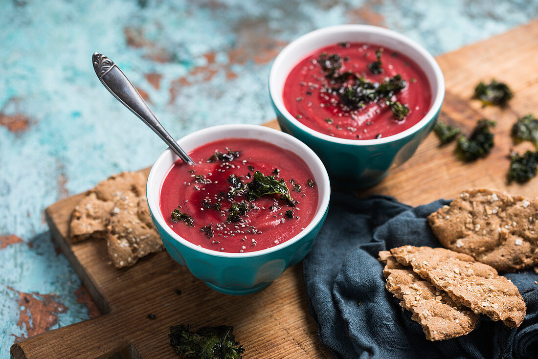 Cremige Kartoffel-Rote-Bete-Suppe mit Chiasamen und kross gebratenem Grünkohl (vegan)