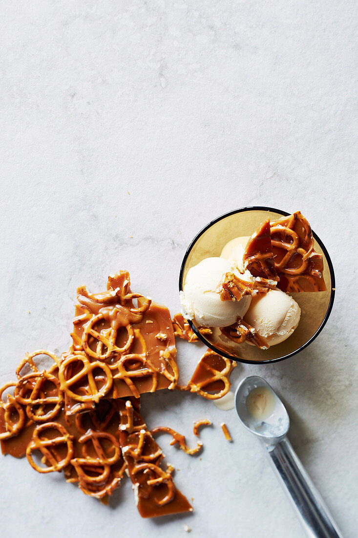 Pretzel brittle with vanilla ice-cream