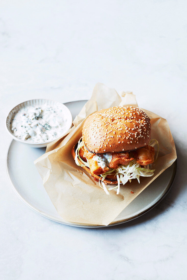 Fischburger mit Sauce Tartare und knusprigem Krautsalat