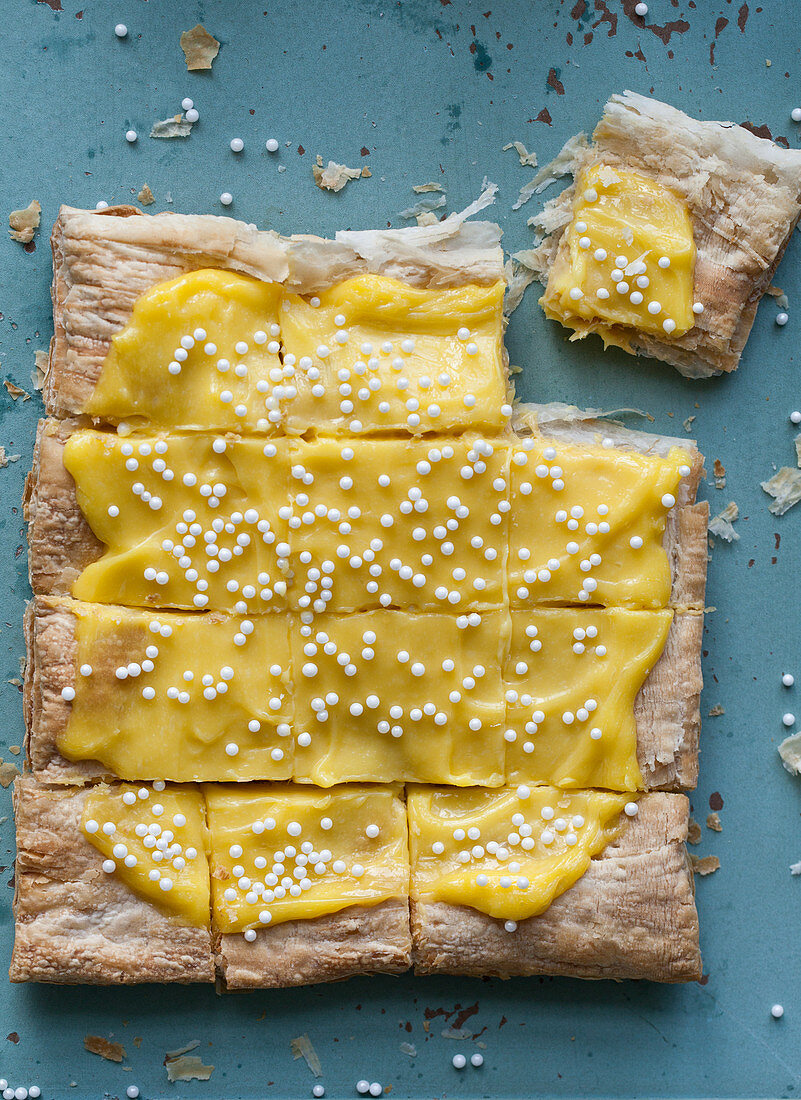 Blätterteigtarte mit Lemon Curd und Zuckerperlen