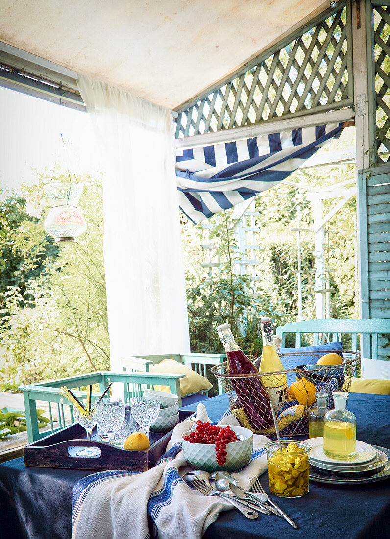 Gedeckter Tisch auf Terrasse