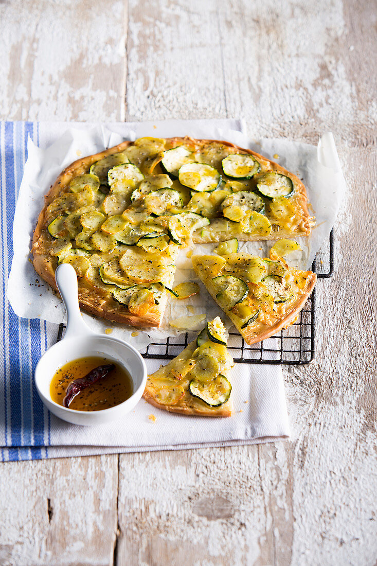 Kartoffelpizza mit Zucchini und Gruyère