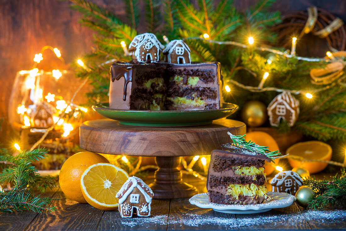 Orangen-Schokoladen-Torte mit Schokoglasur zu Weihnachten, angeschnitten