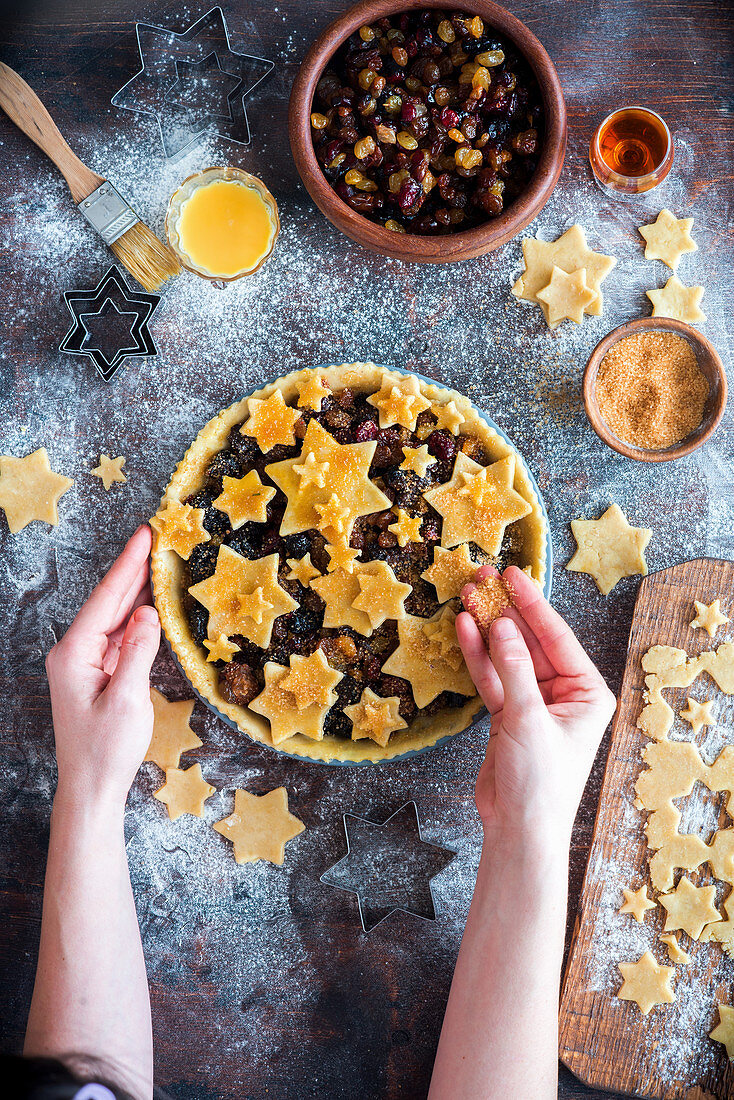 Mince Pie (Torte mit Trockenfrüchten) mit Teigsternen vor dem Backen