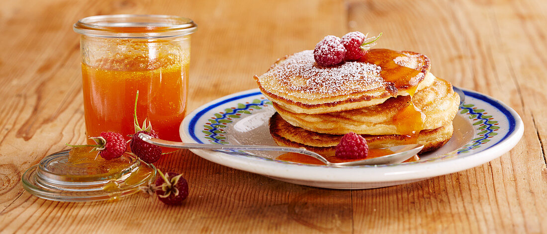 Pancakes mit selbstgemachtem Aprikosensirup und Himbeeren