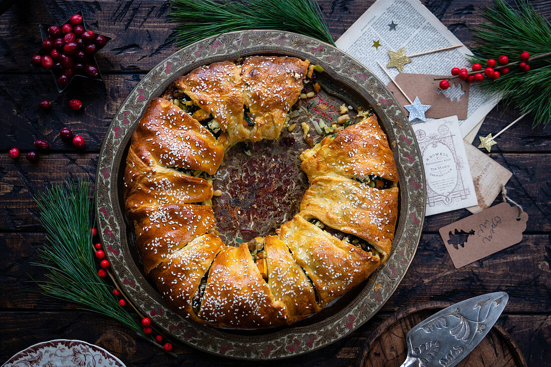 Weihnachtlicher Blätterteigkranz mit Gemüsefüllung