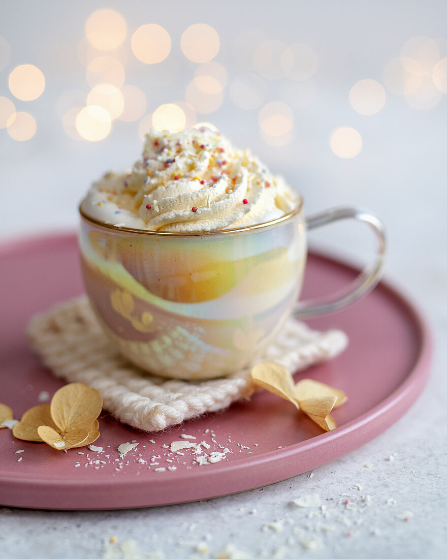 Heiße weiße Schokolade mit Sahnehäubchen in Tasse