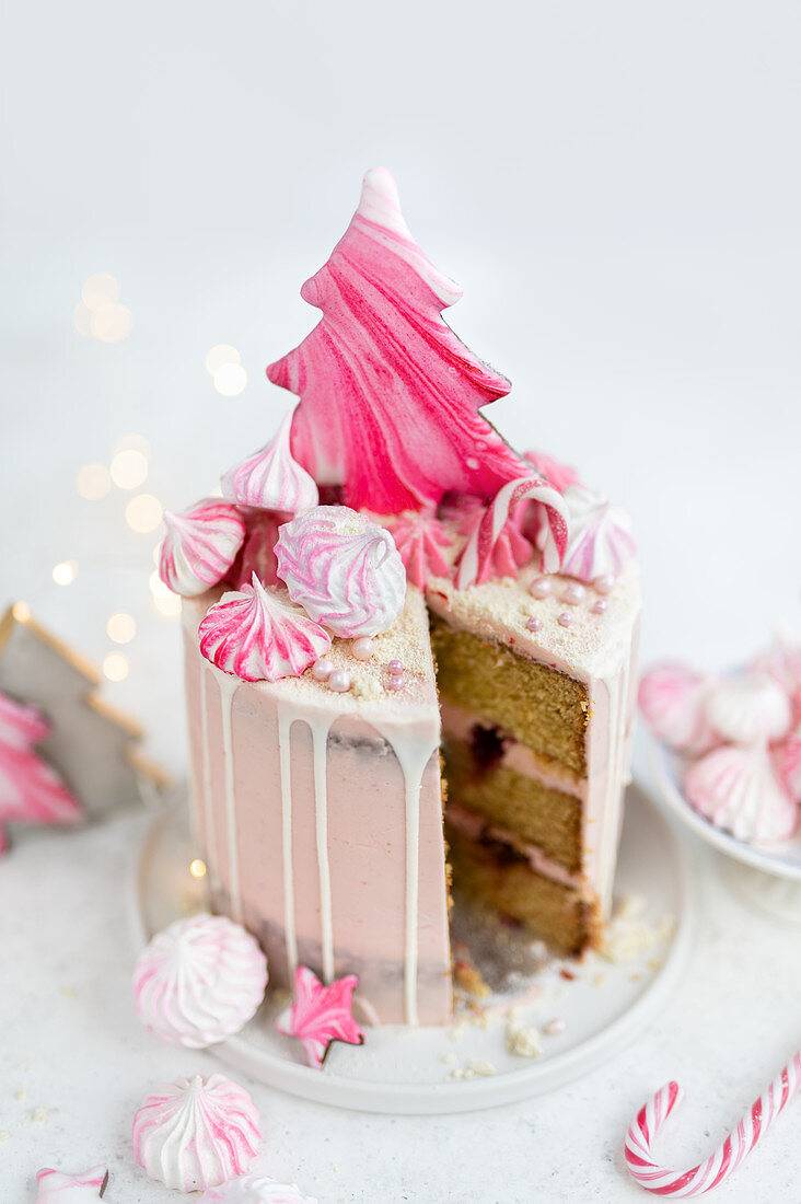 Rosafarbene Torte 'Winter Wonderland', angeschnitten