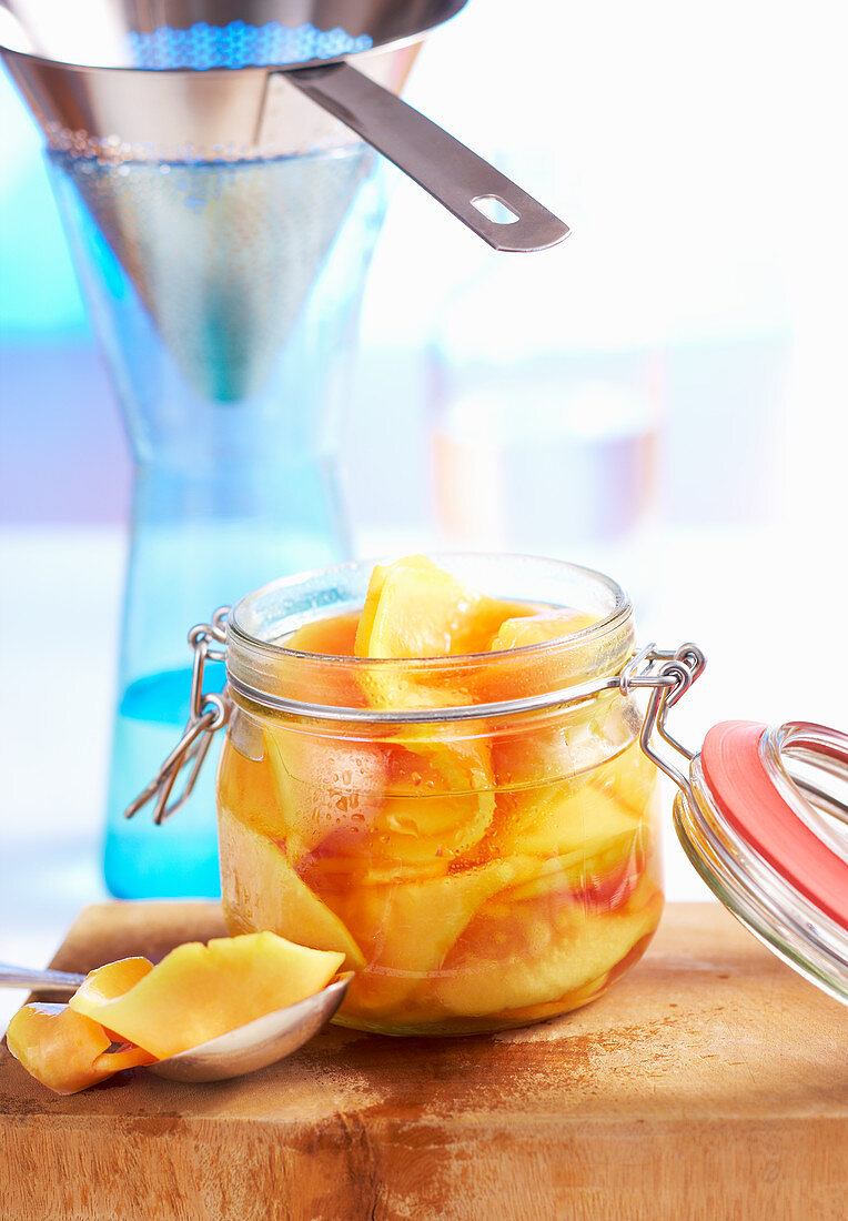 In Rum eingelegte Papaya und Likör mit Honig im Glas