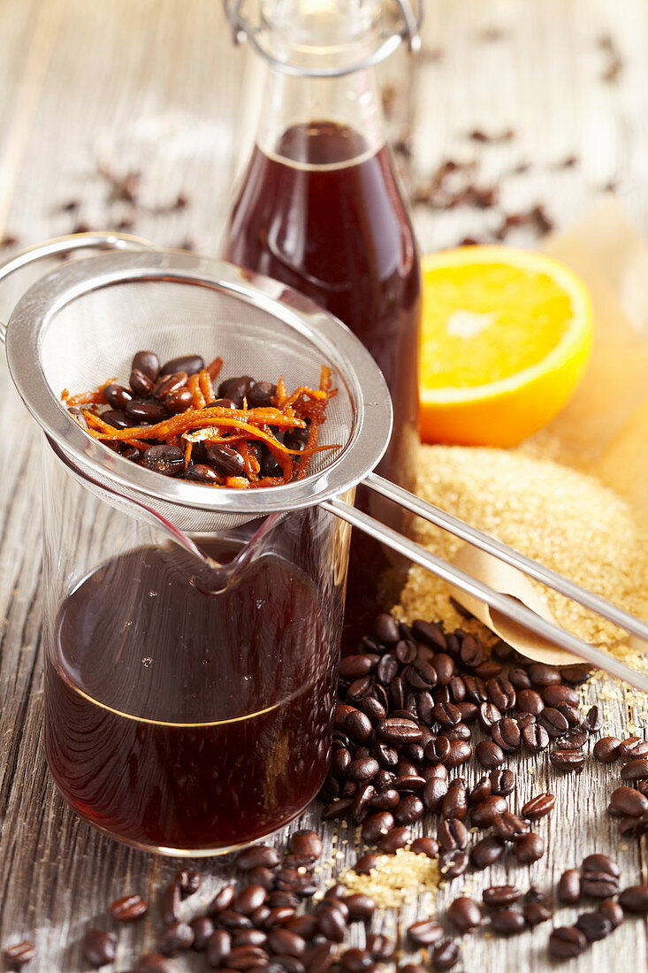 Selbstgemachter brasilianischer Kaffeelikör mit Orange, Zitrone, Kaffeebohnen und Rum