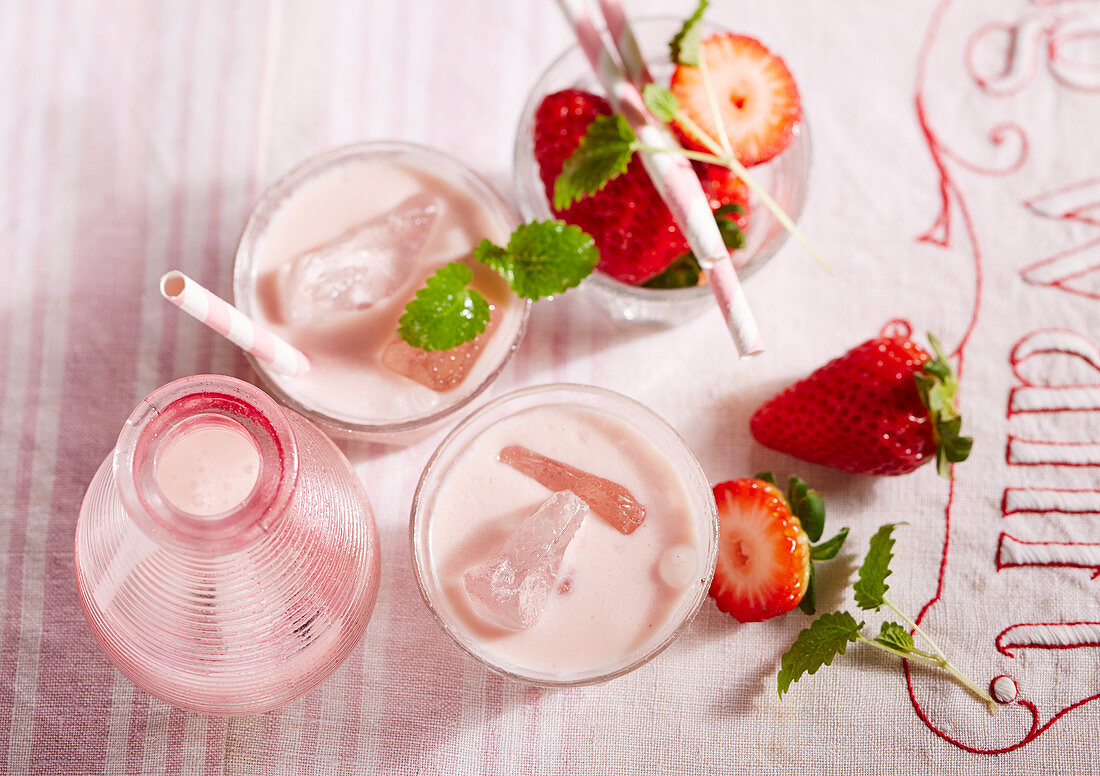 Selbstgemachter Erdbeer-Sahne-Likör mit frischen Beeren, Vanille, Sahne, Zucker und Wodka