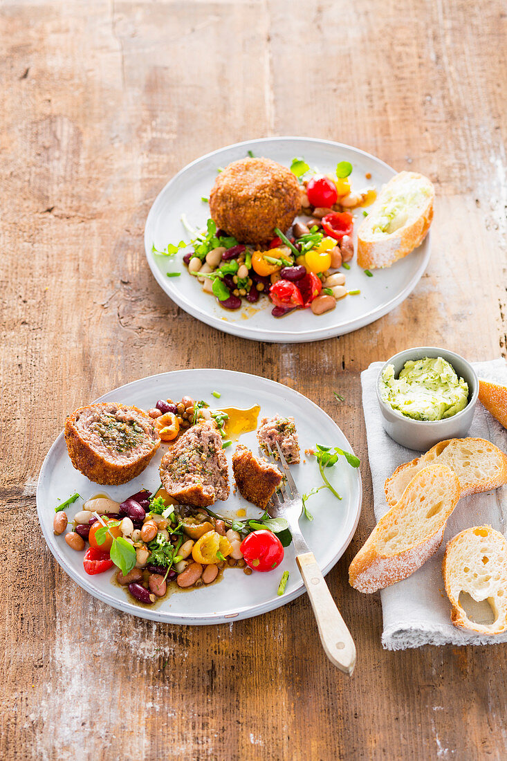 Hackfleischbällchen mit Walnüssen und Speck serviert mit Bohnensalat