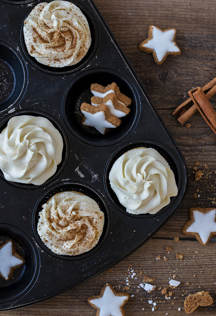 Zimtstern-Cupcakes mit Frischkäse-Mascarpone-Zimt-Topping