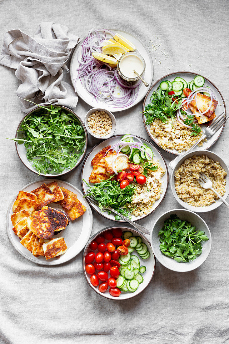 Grain Bowl mit verschiedenen Zutaten