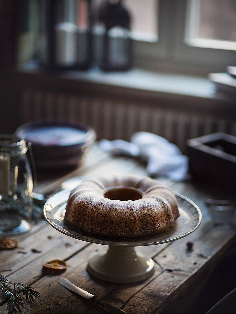 Selbstgebackener Kranzkuchen auf rustikalem Küchentisch