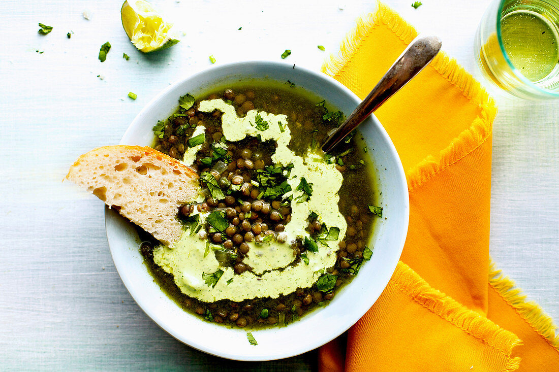 Linsensuppe mit grünen Linsen und Poblanocreme