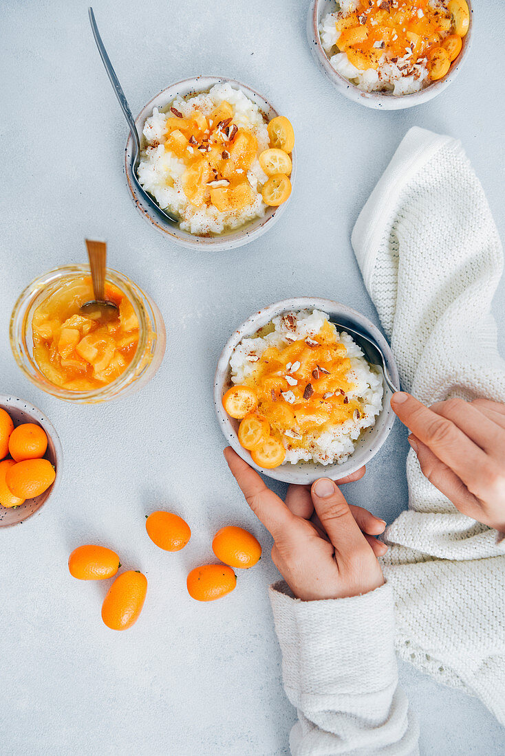 Reisporridge mit Kumquats, Orangenmarmelade, Mandeln und Zimt