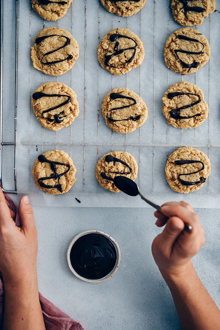 Erdnussbutter-Cookies zubereiten: Plätzchen mit Schokolade verzieren