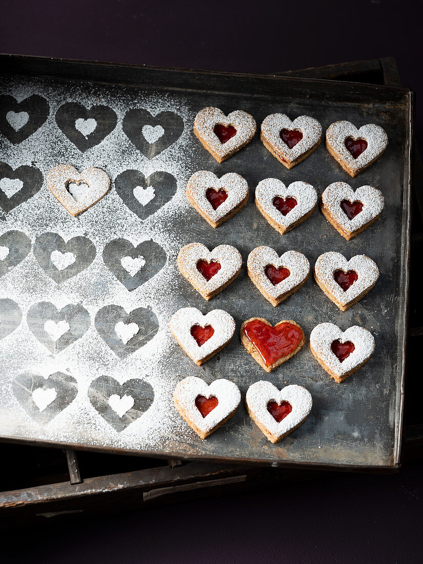 Linzer Herzen mit Marmelade und Puderzucker