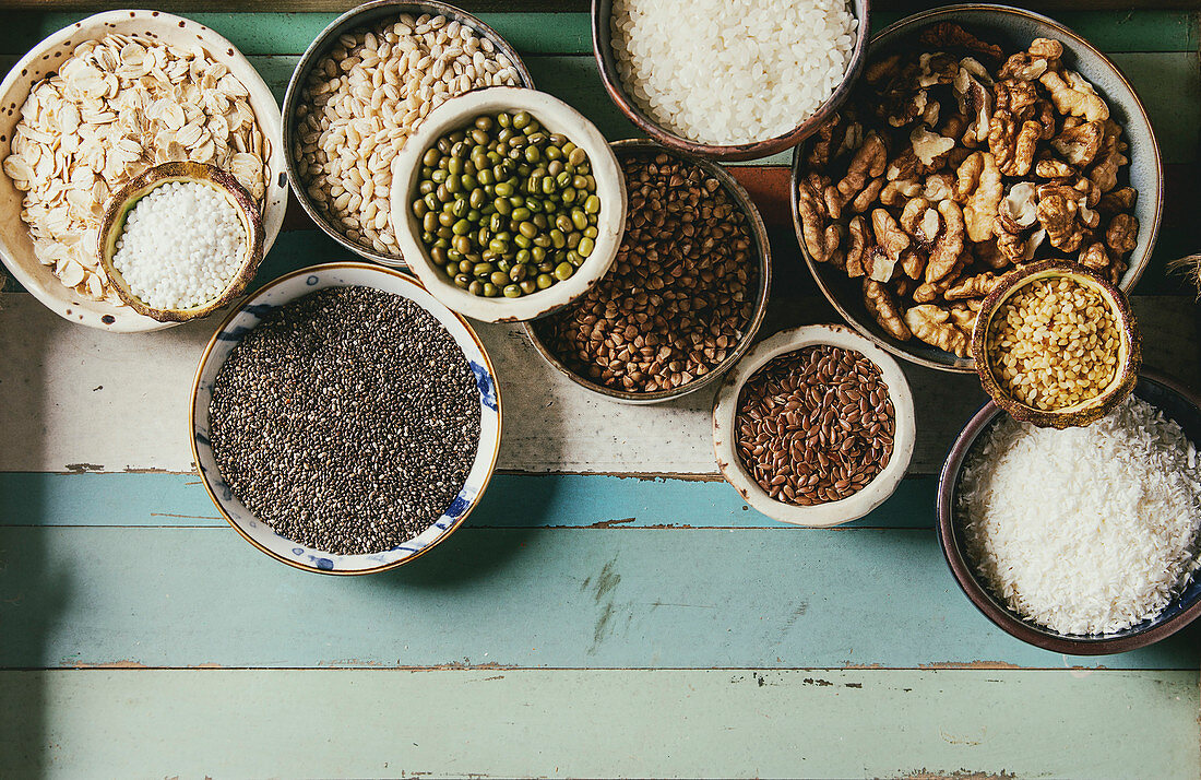 Superfoods in Schälchen: Samen, Nüsse, Hülsenfrüchte und Getreide