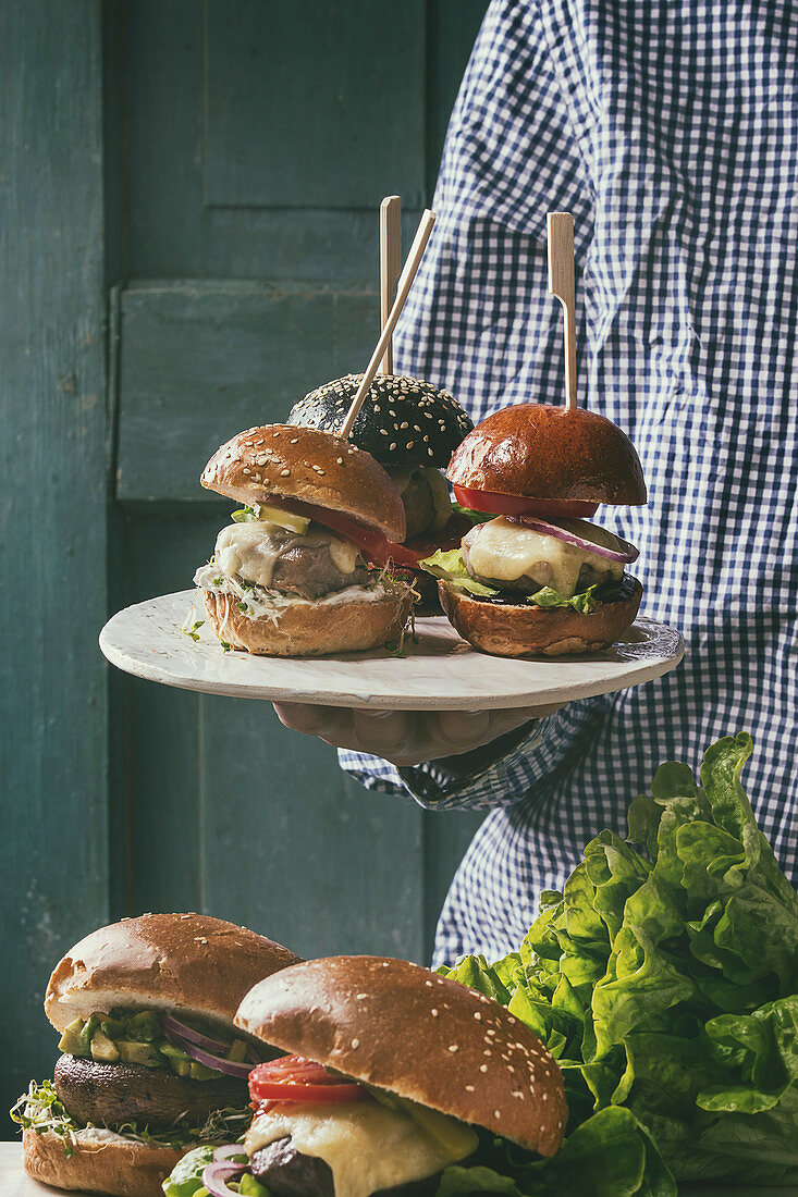 Selbstgemachte klassische Burger und Miniburger mit Fisch und Fleisch