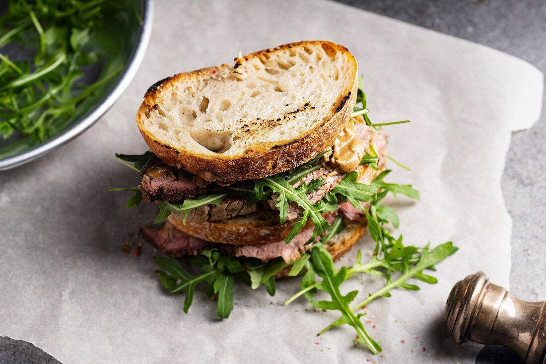 Sandwich mit Roastbeef, Rucola und Senf