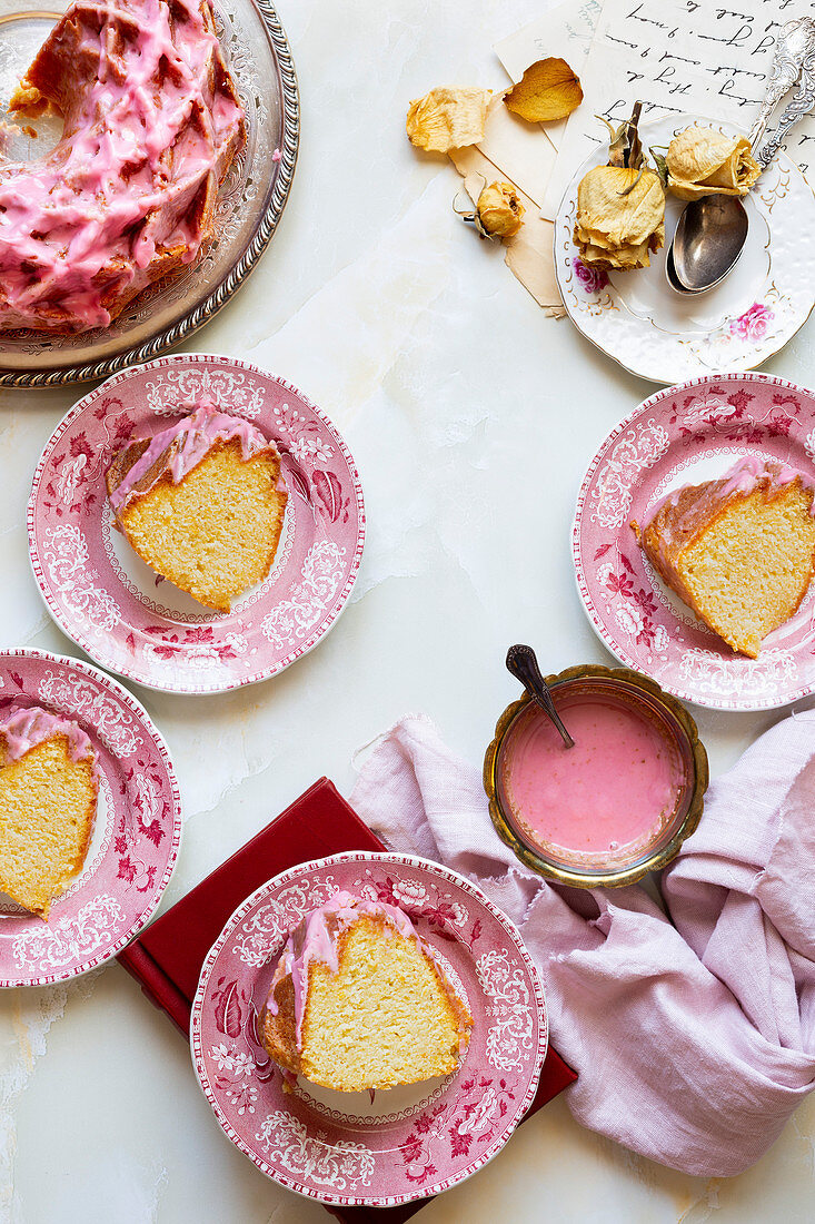 Orangen-Kranzkuchen mit rosa Blutorangenglasur