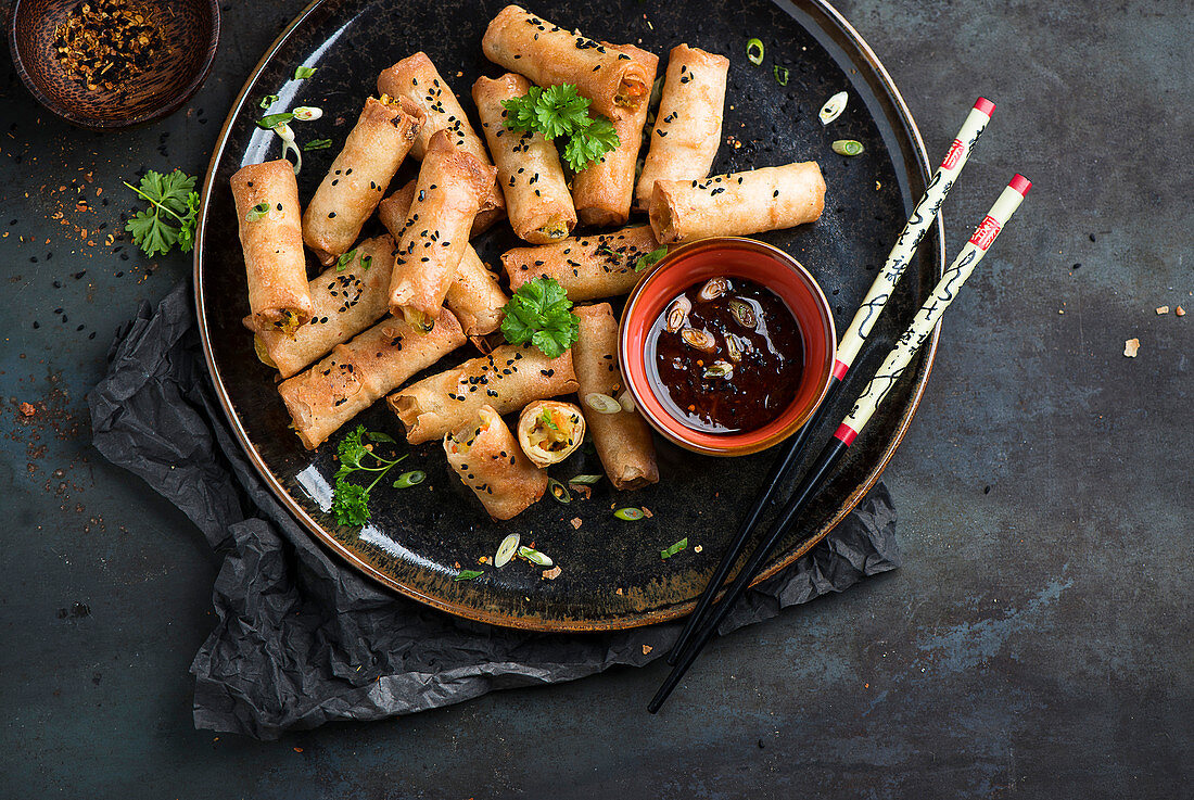 Spring rolls with vegetable filling (vegan)