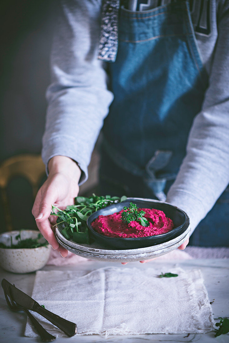 Rote-Bete-Hummus auf Teller