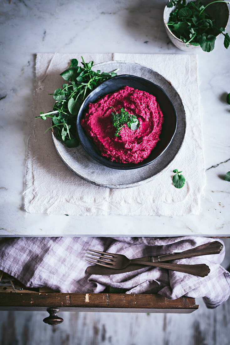 Rote-Bete-Hummus auf Teller