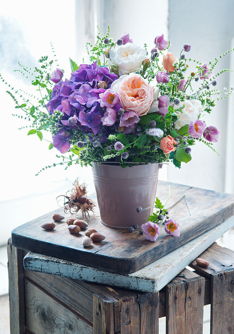 Strauß aus Hortensien, Rosen und Herbstanemonen