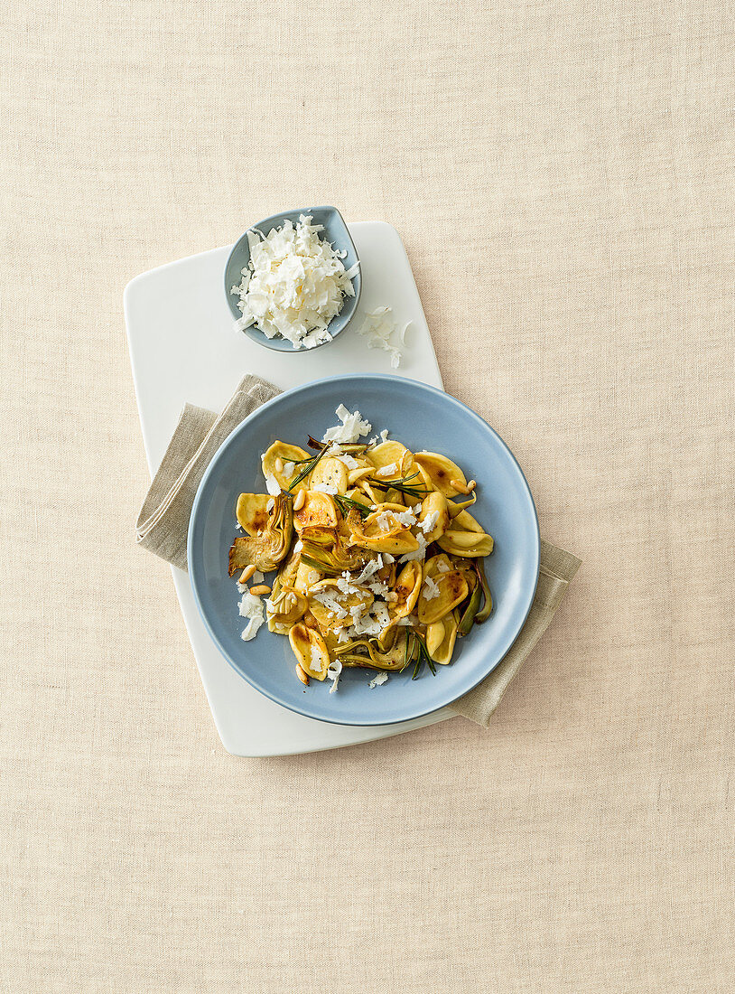 Strascinati mit Artischocken, salzige Ricotta und Pinienkernen