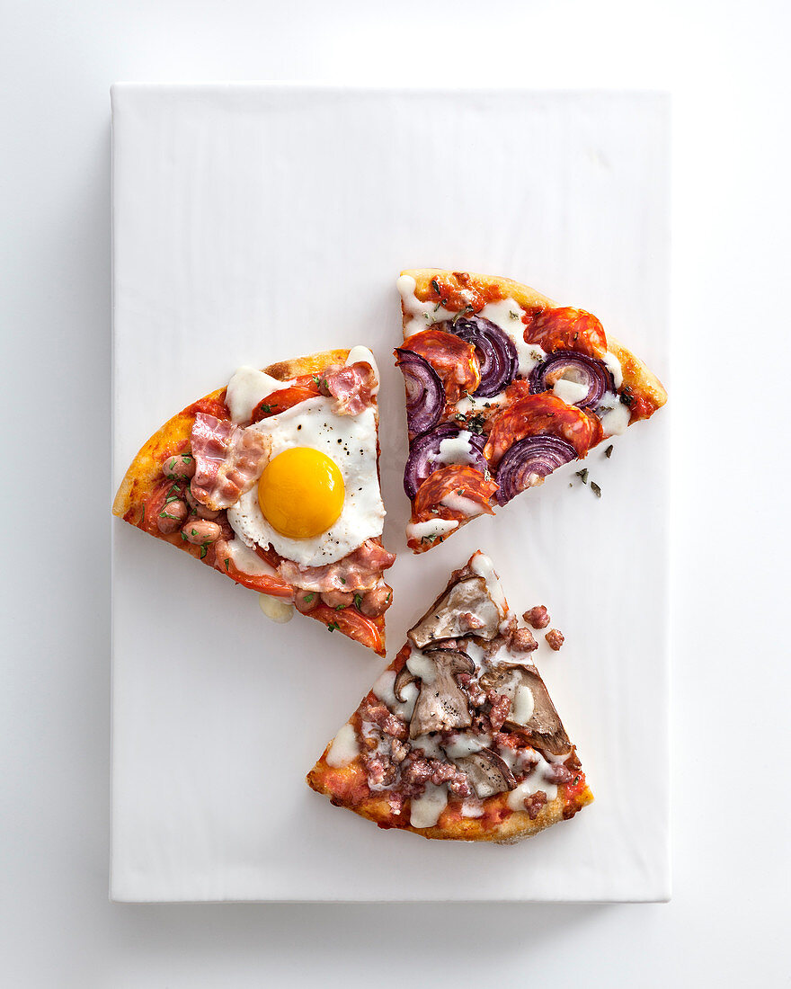 Frühstücks-Pizza, Pizza calabrese und Pizza mit Steinpilzen