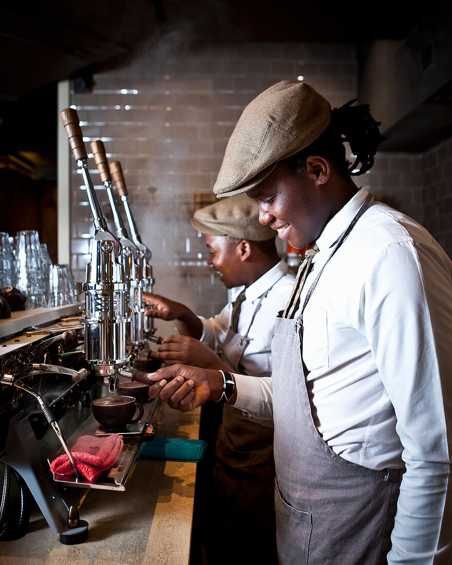 Barista beim Zubereiten von Kaffee im Coco Safar (Cape Town, Südafrika)