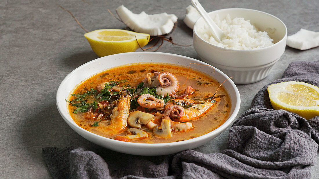 Tom Yum mit Garnelen, Krake und Reis (Thailand)