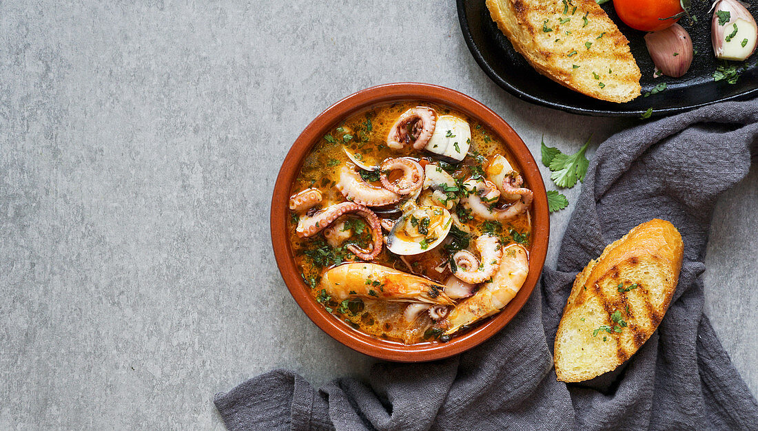 Oktopus-Garnelen-Suppe mit Grillbrot
