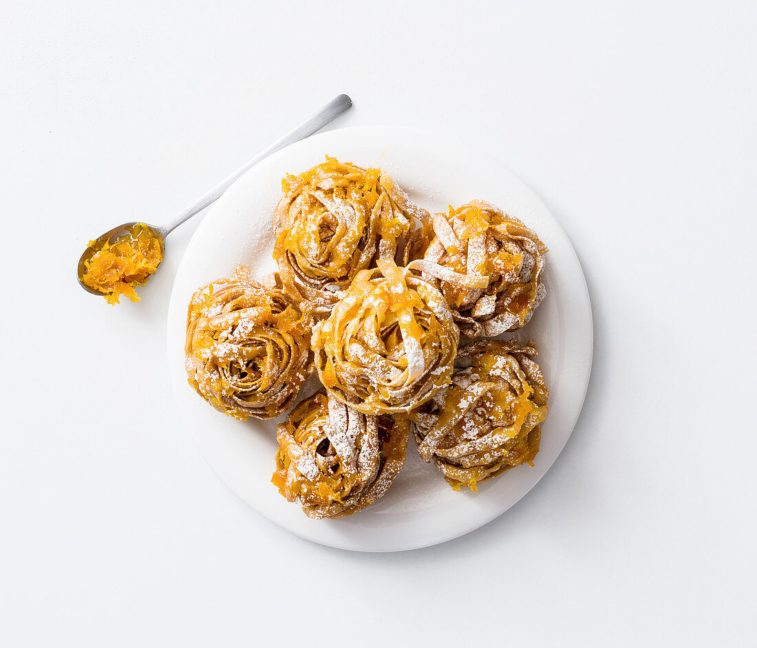 Nidi di tagliatelle all'arancia (Frittierte Nudelnester, Italien)