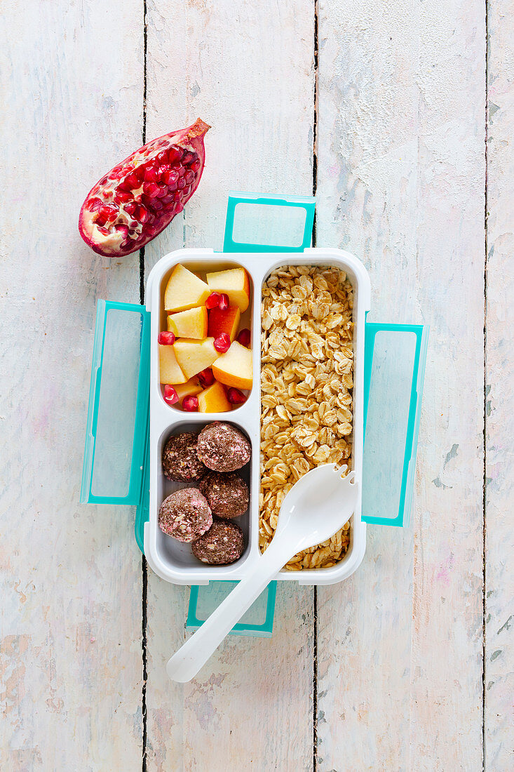 Veganes Bürofrühstück in Lunchbox mit Overnight Oats und Powerballs